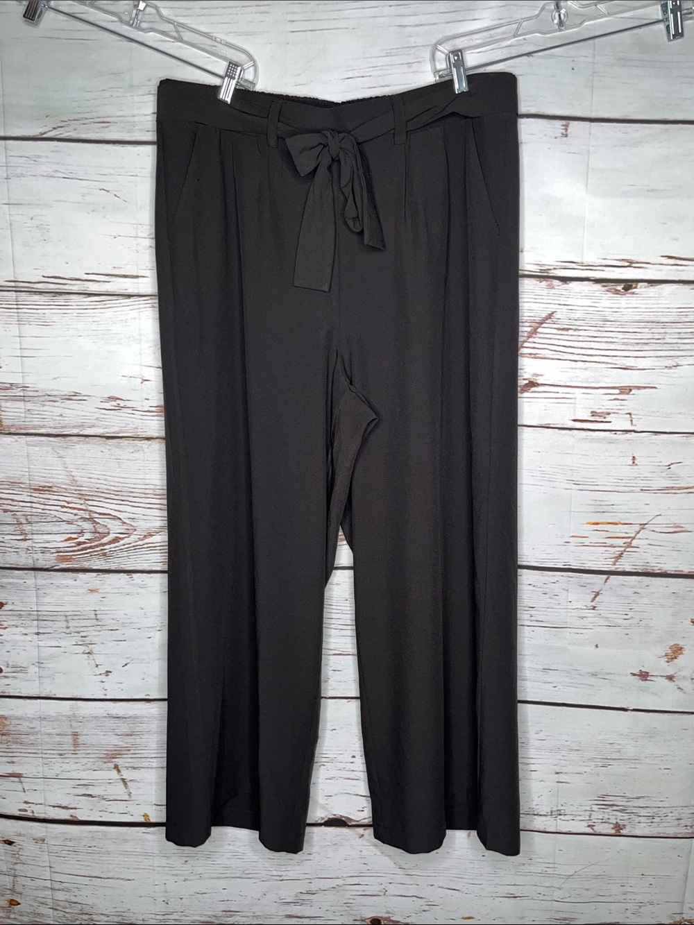 Torrid NWT Size 2 Black Crepe Pull On Wide Leg Pants w/ Tie Belt